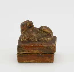 Incense container with Chinese lion-dog on lid, Edo period