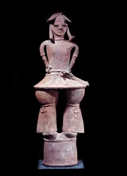 Japanese art: haniwa (funeral statuette) of a warrior with a helmet, standing in terracotta. Sun. 1.12 m Epoque Kofun (350-550 AD) Paris, Musee Guimet, Musee national des Arts Asians