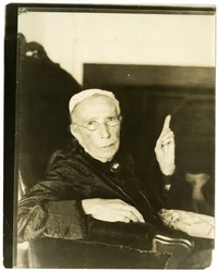 Mrs Mary Moore, Brookline, Mass., 91 years old, reciting ballad, c. 1905-27