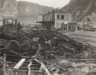 Album "Meine weltkriegs - Erinnerungen South-West Front (Carinthia, Italy, South Tyrol) 31/03/1915-12/11/1918 - Josef Zohles Wien": rubble and scrap metal