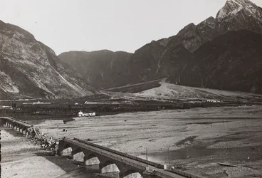 Album "Meine weltkriegs - Erinnerungen South-West Front (Carinthia, Italy, South Tyrol) 31/03/1915-12/11/1918 - Josef Zohles Wien": bridge on Tagliamento