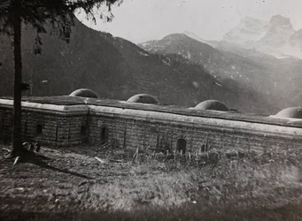 Album "Meine weltkriegs - Erinnerungen South-West Front (Carinthia, Italy, South Tyrol) 31/03/1915-12/11/1918 - Josef Zohles Wien": an Italian fortress