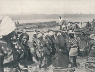 Tai-no-ura - Fishing Boats, Men and Women with Nets and Baskets