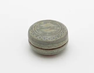 Box with Inlaid Design of Paired Cranes and Clouds