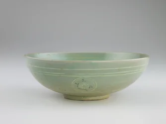 Dish with inlaid decoration, mid 13th century