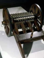 Cannon with 33 rotating barrels, model from the drawing of Leonardo da Vinci (Leonardo da Vinci). Museum of Science and Technology, Milan.