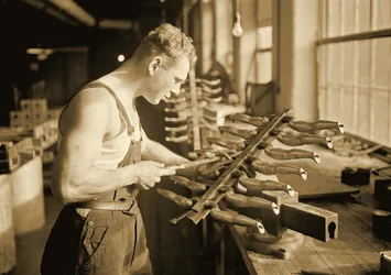 Factory Worker at the Paragon Rubber Company, Massachusetts, 1936