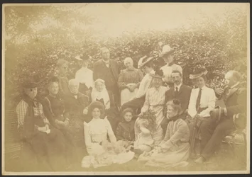 [Large Group Family Portrait]