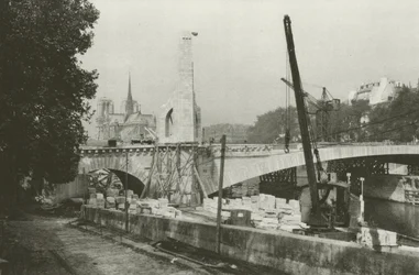 Paris: View of the Banks of the Seine on Notre-Dame