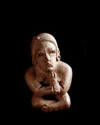 Pre-Columbian art, Maya civilization, Preclassic period: clay statuette depicting a seated woman with crossed arms and legs. From San Agustín Acasaguastlán, El Progreso, Guatemala. Height 10.7 cm. Guatemala City, Museo Nacional de Arqueología y Etnología