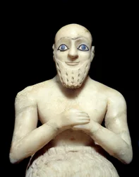 Mesopotamian Art: Statue of the Intendant Ebih-il. Sculpture of alabaster, shell, lapis lazuli and schist, around 2500 BC (Sumerian period, around 2900-2200 BC). From Mari. Height: 0.525 m. Paris, Louvre Museum