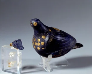 Eastern antiquity: dove in lapis lazuli and gold. From the Susa site. Medio-Elamite period (Iran). 1200 BC