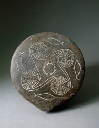 Minoan art: Circular terracotta disc from Naxos. Minoan civilization. 2400-2000 BC. Athens, National Archaeological Museum