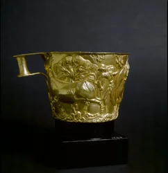 Mycenaean art: gold cup decorated with a scene of the capture of a bull. 1500 BC. From the Vaphio site near Sparta. Athens, National Archaeological Museum