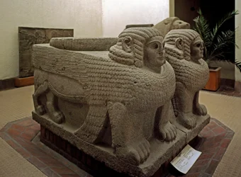 Art neo-Hittite: base of column in basalt decorated with sphinx. From the site of Samal (current Sam
