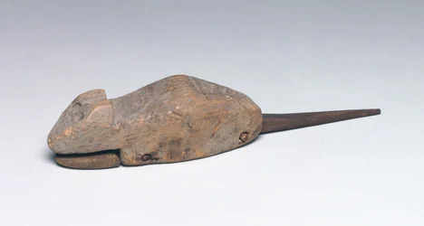 Toy mouse with a moving jaw
