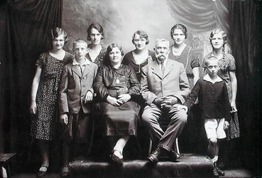 Family with numerous children, early twentieth century