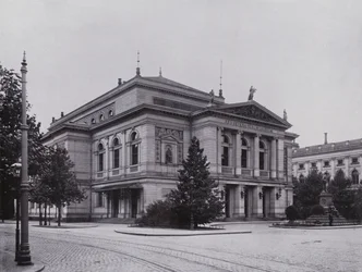 Leipzig: Gewandhaus and Mendelssohn Monument