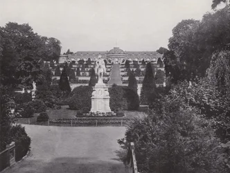 Potsdam, Denkmal Friedrich Des Grossen Und Blick Auf Das Schloss Sanssouci