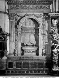 Monument to Antonio Roselli