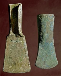 Prehistory: axe and spear tip in flint. Apennine civilization (or Italian Bronze Age). 1400-1300 BC. Perugia, National Archaeological Museum of Umbria