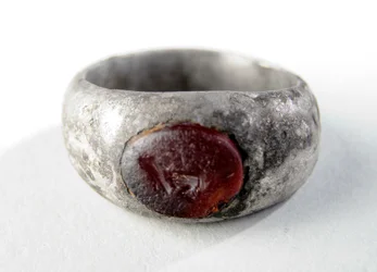 Finger ring with intaglio