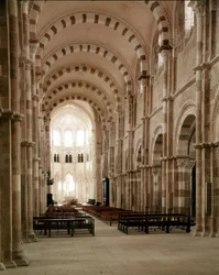 Vezelay Abbey (89), the nave of the Basilica of Santa Maria Magdalene. 12th century.