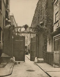 Entrance to Quiet Amen Court in Warwick Lane