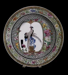 Chinese art: ceramic plate of the famille rose, decorated with birds and flowers. Qianlong reign (1736-1795). Paris, Musée Guimet, National Museum of Asian Arts