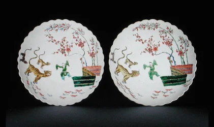 Pair of dishes decorated with famille verte enamels in Kakiemon style, Kangxi period
