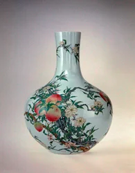 Vase with peaches