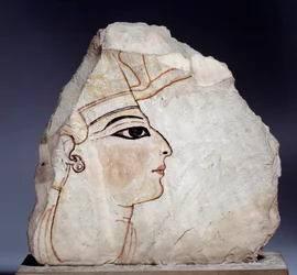 Egyptian antiquity: ostrakon (or ostracon), limestone pottery shards with royal profile. 19th dynasty (1295-1186 BC). Paris, Louvre Museum