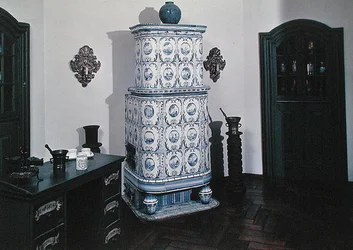 Reconstruction of a pharmacy with 18th century furniture and objects from the 12th-18th century