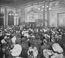A Sunday evening debate at the Old Playgoers Club, London, c1903