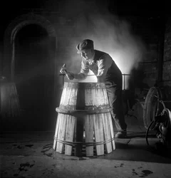 A cooper ropes barrels