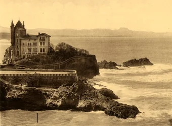 Biarritz - La Villa Belza et la Chaine des Pyrenees