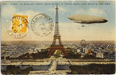 Military airship from the Chalais-Meudon park flying near the Eiffel Tower