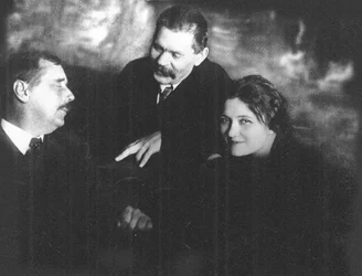 Moura Budberg with Herbert George Wells and Maxim Gorky in Petrograd