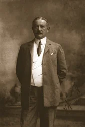 Mr H J King