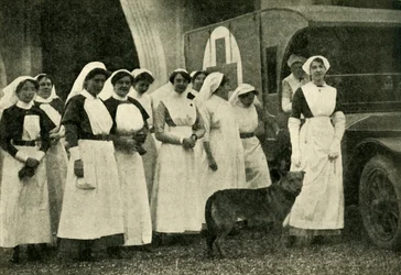The Duchess of Westminster with Nurses, Le Touquet, First World War