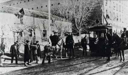 Tramway strike in Madrid, the civil guard charges at strikers who try to stop a tramway, published in the magazine "Nuevo Mundo", December 1919