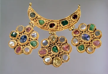 Crescent Shaped Necklace with Pendants Set with Semi-Precious Stones, Moscow, Late 14th or Early 15th Century