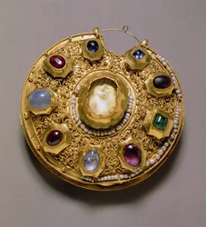 Kolt medallion, gold set with pearls and jewels, cloisonne, enamel, filigree and granulation decoration, Ryazan, 12th century
