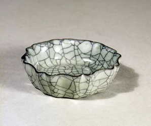 Kuan Ware Brush Washer Moulded with Eight Lobes and a Scalloped Rim, Sung Dynasty (960-1279)
