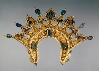 Russian diadem, gold set with pearls and semi-precious gems, early 17th century
