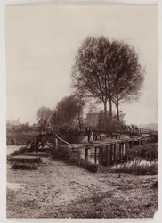 Bridges, Pile Children on a bridge, c 1890