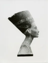 Bust of Queen Nefertiti, side view, copy of bust in the Aegyptisches Museum, SMPK, Berlin