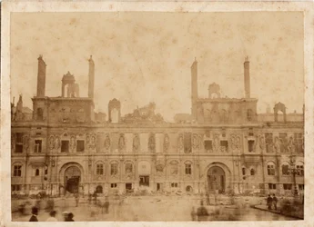 Commune of Paris (1871): view of the City Hall fire in May 1871