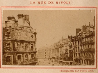Municipality of Paris (1871): view of the fire buildings on Rue de Rivoli in Paris in May 1871