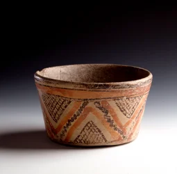 Pre-Columbian art, Maya civilization, Classic period: polychrome clay bowl decorated with zigzags and triangles. From Petén, Guatemala. Dimensions: h. 10 x diam. 10.6 cm. Guatemala, National Museum of Archaeology and Ethnology